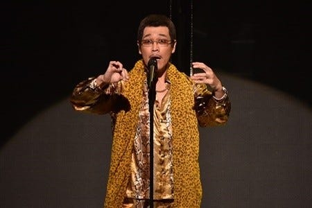 ピコ太郎 50人のダンサーと Ppap 披露 ベストヒット歌謡祭 に登場 マイナビニュース