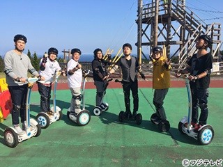 ドジャース･前田健太、出川哲朗からCCD付きヘルメットのかぶり方を学ぶ