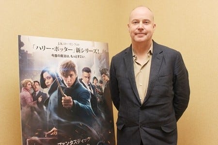 エディ レッドメインがサイに求愛ダンス ファンタビ 監督が撮影秘話を告白 マイナビニュース