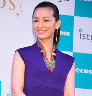 尾野真千子、最も輝いた女性に選出 緊張しながら「美の秘けつと言われても｣