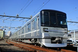 東京メトロ日比谷線13000系、新型車両が「クリスマスプレゼント」特別運行