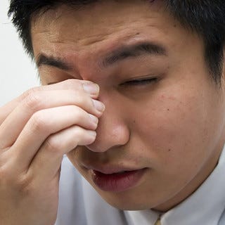 飛蚊症はストレスや疲れが原因 生理的飛蚊症の判断方法を眼科医に聞く 1 マイナビニュース