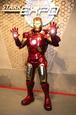 アイアンマンと会話も 香港ディズニーランドにショー形式の新グリ施設誕生 マイナビニュース