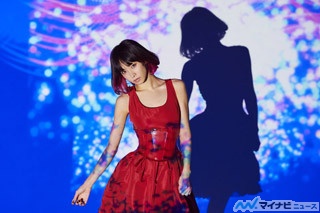 LiSA、11thシングル「Catch the Moment」のジャケット写真&MVを公開