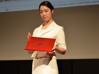 富士通、2017年春モデルを発表 - 注目は世界最軽量の13.3型モバイルPC、女性が"試乗"し堅牢性アピール