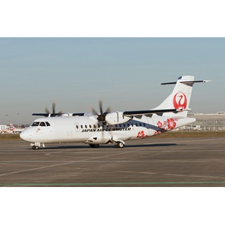 日本エアコミューター、ATR42-600初号機受領--鮮やかなハイビスカスが咲く