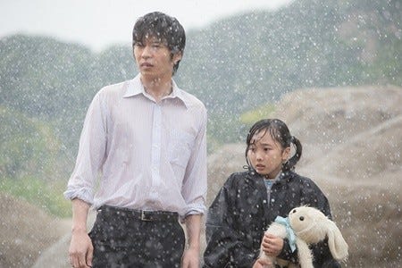 田中圭 ずぶ濡れシーンでたくましい身体を披露 雨に打たれ海に飛び込む マイナビニュース