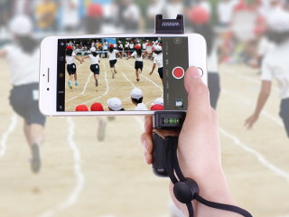 片手で動画を撮りやすくするスマホ用ハンドグリップ、上海問屋から