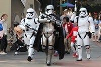 チューバッカやr2 D2に会える 香港ディズニーランドでスター ウォーズ三昧 マイナビニュース