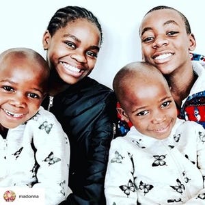 マドンナ、新たに迎えた双子含む養子4人の写真公開「愛の革命スタートよ!」