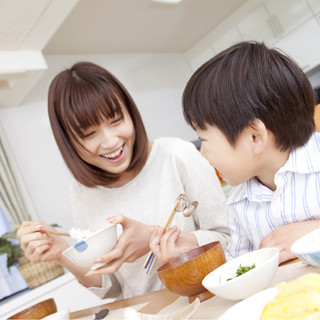 テレビを観ながら食事をすると肥満リスクが高まるとの調査が報告