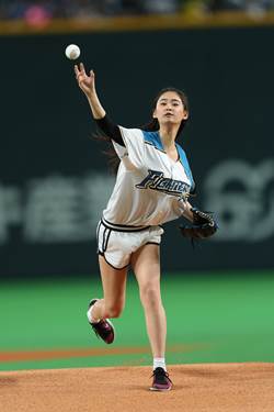 戦隊ヒロイン 柳美稀 始球式で寿司ポーズ披露 ノーバンで届いた マイナビニュース