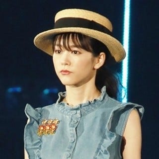 桐谷美玲 デニムワンピでスラリ美脚披露 麦わら帽子で夏の装い マイナビニュース