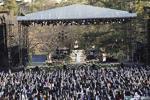 水樹奈々、出雲大社で御奉納公演～月花之宴～を開催! 全17曲を披露 | マイナビニュース