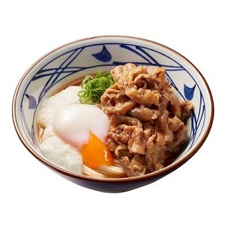 丸亀製麺、牛肉と温泉玉子、とろろを合わせた「牛とろ玉うどん」を発売