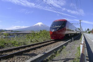 富士急行「富士山ビュー特急」1周年記念キャンペーン、運転台見学体験など