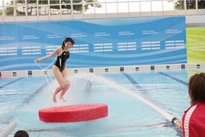 中村静香、競泳水着で"放水耐久縄跳び"に挑戦 -「ロンハー水泳」開催