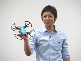 手をかざして操縦できる、魔法のようなドローン - DJIの「Spark」は初心者にうってつけ