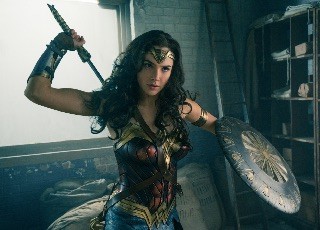 週末興収1億ドル超！実写版『ワンダーウーマン』が初登場首位 - 北米週末興収