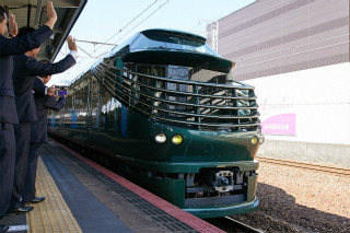 JR西日本「トワイライトエクスプレス瑞風」下関駅に到着、2日間の旅終える