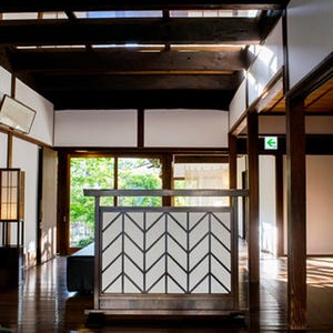 日本家屋に透明な床!? 1棟貸し切り型の「木屋旅館」がおもしろい