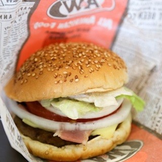 沖縄ご当地バーガー「A&W」(エンダー)の歴史と人気の秘密を探る