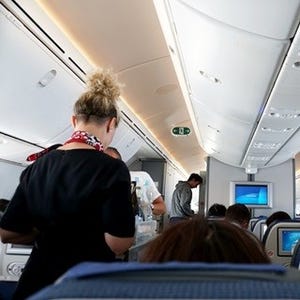成田増便のLOTポーランド航空、787の空旅でサービスがナイスなCAにときめく