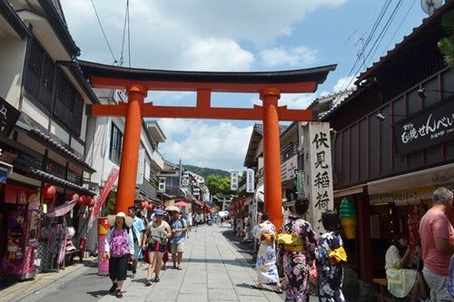 伏見稲荷になぜスズメの丸焼きがあるのか その理由で味わい深さが変わった マイナビニュース