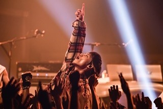 UVERworld、Hulu音楽番組で熱狂ライブ「一瞬どこだか分からなくなった」