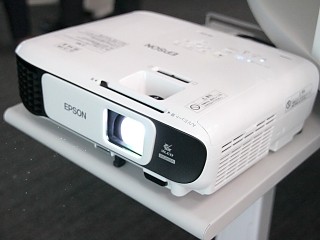 エプソン、プロジェクターを続々投入 - フルHD対応ホームモデルを2機種、ビジネスモデルを7機種