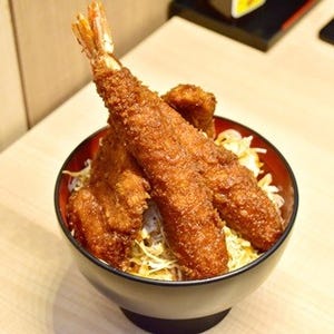 巨大エビがそびえ立つ! 軽井沢で人気のソースかつ丼「明治亭」に行ってきた
