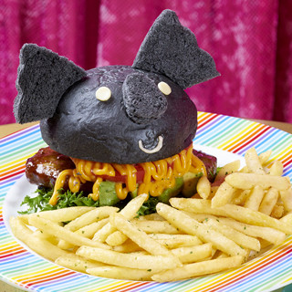 コアラのマーチが真っ黒に!? ロッテ×「KAWAII MONSTER CAFE」限定商品登場