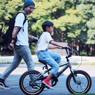 自転車デビュー、年長でもOK! 小学4年生まで使える補助輪&スタンド付自転車