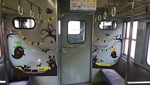 JR東日本115系湘南色「かぼちゃ電車」車内をハロウィーン仕様にラッピング