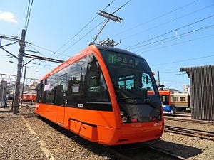 伊予鉄道5000形、新型LRT車両2両が9/21デビュー! 記念クリアファイルも発売