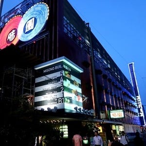 大阪の夜は「味園」と共に! そこに豪華でレトロでカオスな世界が待っている