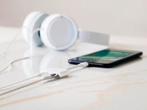 ベルキン、iPhone 8を充電しつつイヤホンジャックで音楽を聞けるアダプター