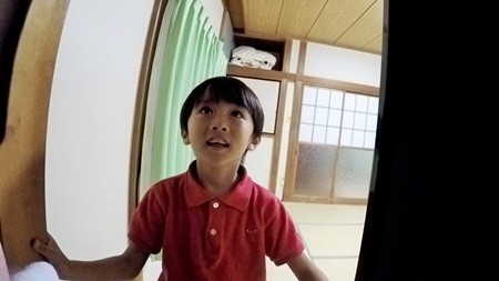 知念侑李 透明人間 に挑戦 1人でトイレに行けない子どもをエスコート マイナビニュース