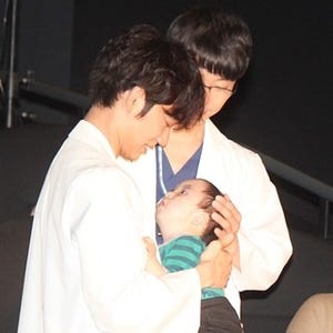 綾野剛&星野源、赤ちゃんとの再会に笑顔! 抱っこ&なでなで姿に会場ほっこり