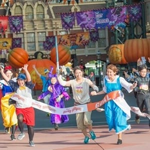 東京ディズニーランド初の仮装ランに約500人--ミッキー達がハグで完走祝う
