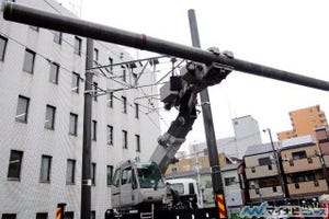 JR西日本「電柱ハンドリング車」報道公開 - 動きはまるでロボットアーム!?