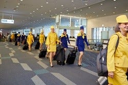 ルフトハンザ レトロ制服のca達が東京の街中へ Tokyo Fashion Flight実施 マイナビニュース