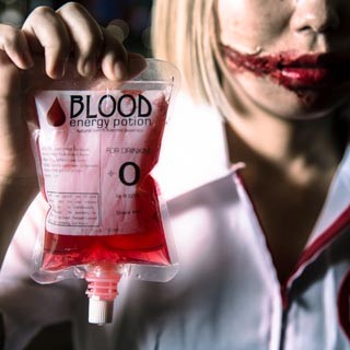 ゾンビがカクテルを売り歩く!? ハロウィン限定「BLOOD DRINK」発売