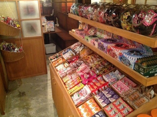 駄菓子100種類が食べ放題 駄菓子バー 新宿店オープン マイナビニュース