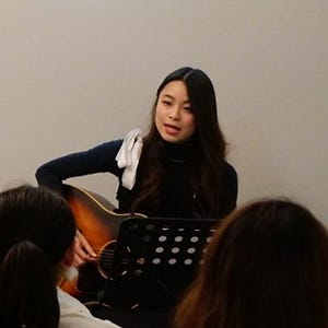 片平里菜、"優しさ"あふれる弾き語り生歌 - ファン20人に贈った感謝の4曲