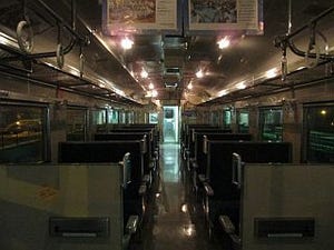 道南いさりび鉄道「夜景列車」電球の明かりで夜汽車の雰囲気を再現