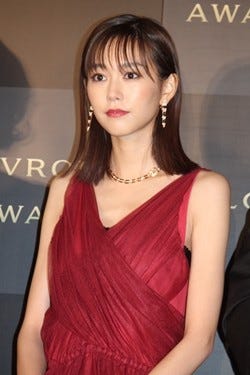 桐谷美玲 胸元開いた大人ドレスで登場 ジュエリーが映えるように マイナビニュース