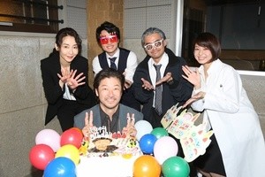 浅野忠信『刑事ゆがみ』現場で誕生日サプライズ「めちゃくちゃうれしい!」