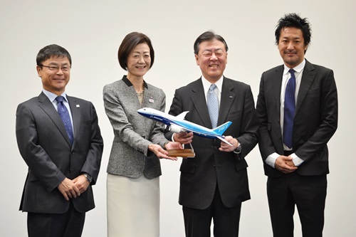 (左から)中部国際空港の友添雅直代表取締役社長、JALの大川順子代表取締役専務執行役員、ANAの志岐隆史代表取締役副社長、チームラボの猪子寿之代表取締役社長