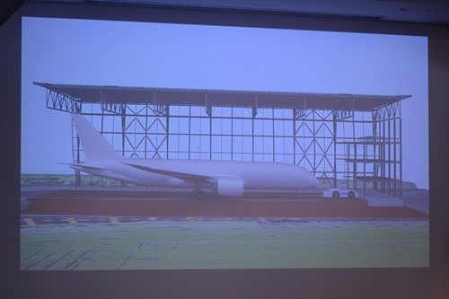 空港内の駐機場から約900m先にあるFLIGHT OF DREAMSまで
